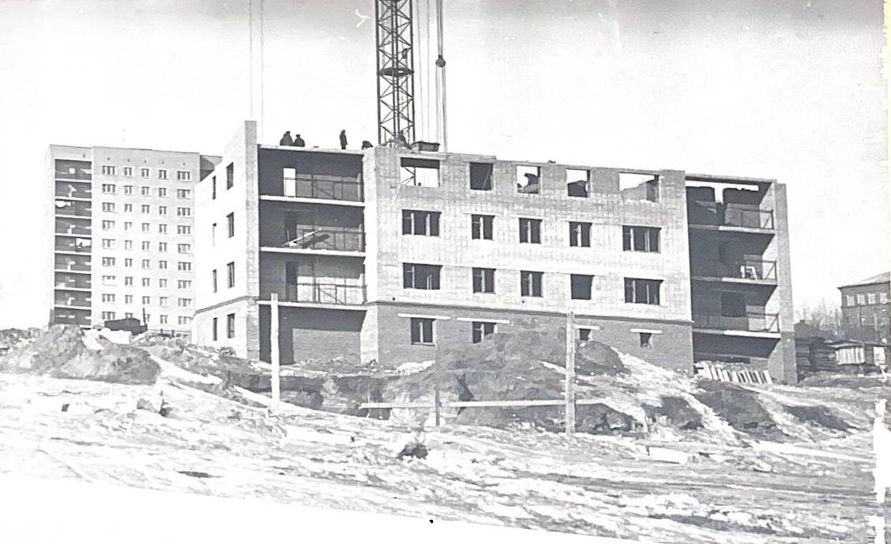 Колтома (Городок металлургов). 100 ppsiz.ru 1971 год Строительство 9-этажного жилого дома Кирова 13