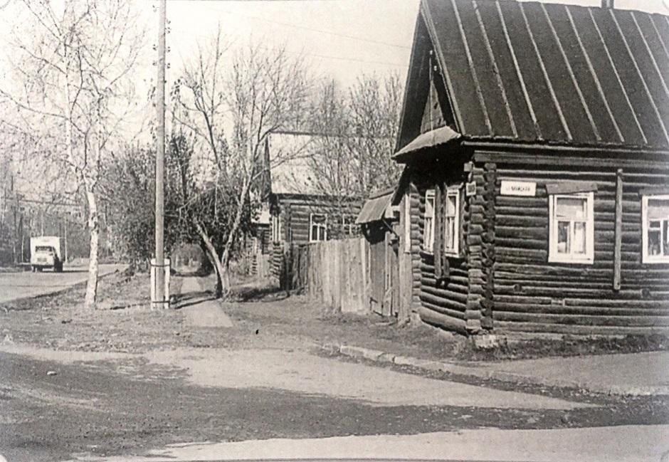 1972 год Перекрёсток Пушкинской и Майской слева - Пушкинская