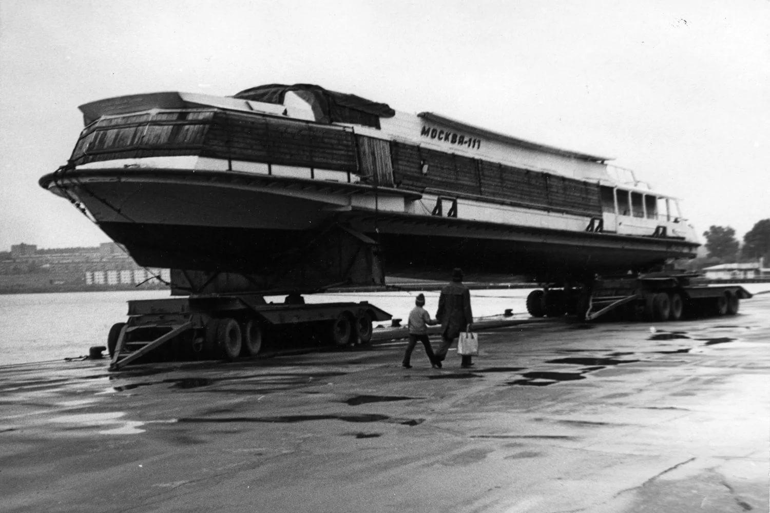 1972 год Теплоход Москва-117 везут по Ижевску