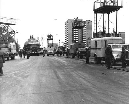 1972 год Теплоход Москва-117 везут по Ижевску