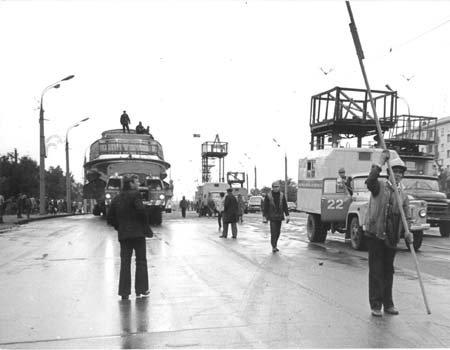 1972 год Теплоход Москва-117 везут по Ижевску