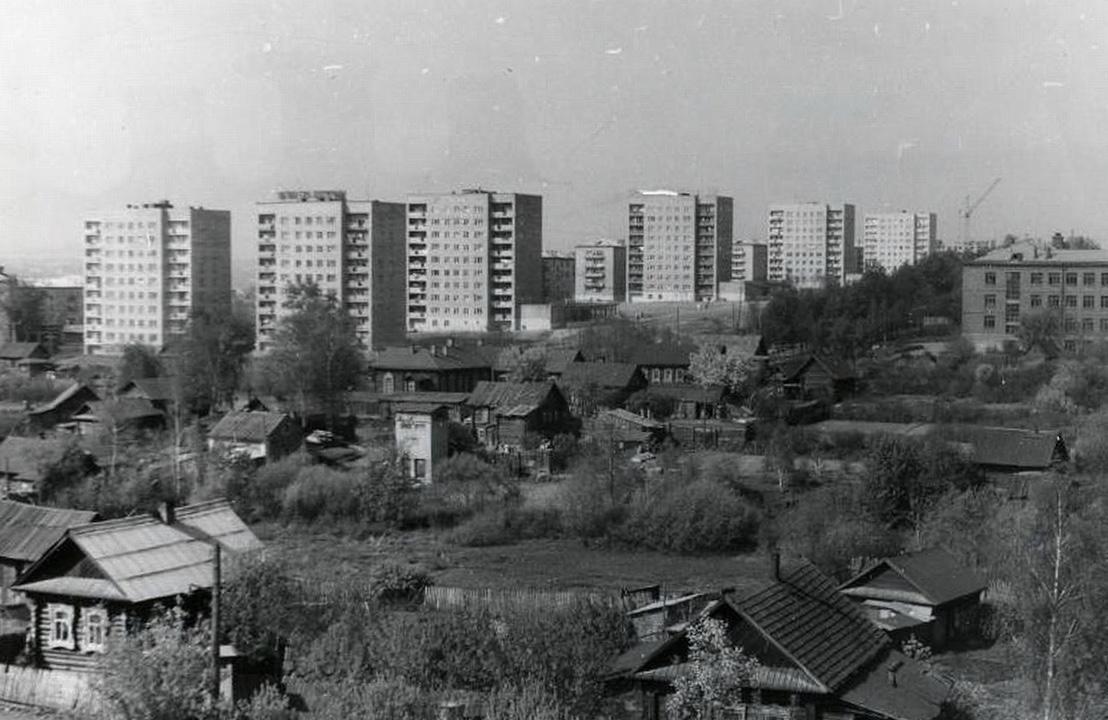 1973 год Деревянные дома на правом берегу Подборенки и 9-этажные здания по Кирова