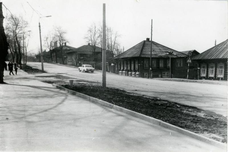 Перекрёсток Горького и Широкого 7 ppsiz.ru 1974 год Улица Горького на пересечении с переулком Широким Вид на юг