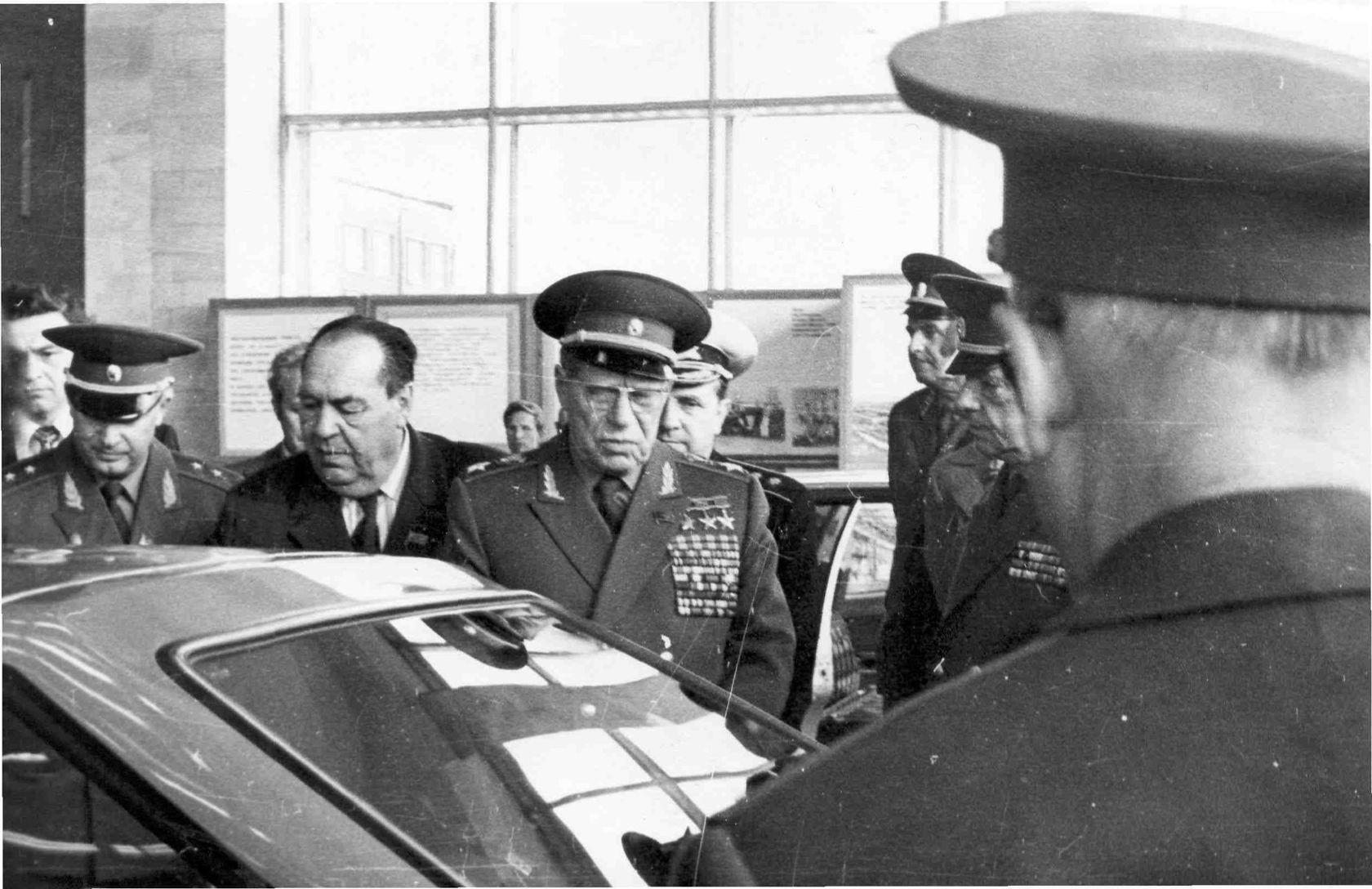 1975 год Устинов на Ижевском автозаводе Слева от Устинова генеральный директор производственного объединения Ижмаш Белобородов