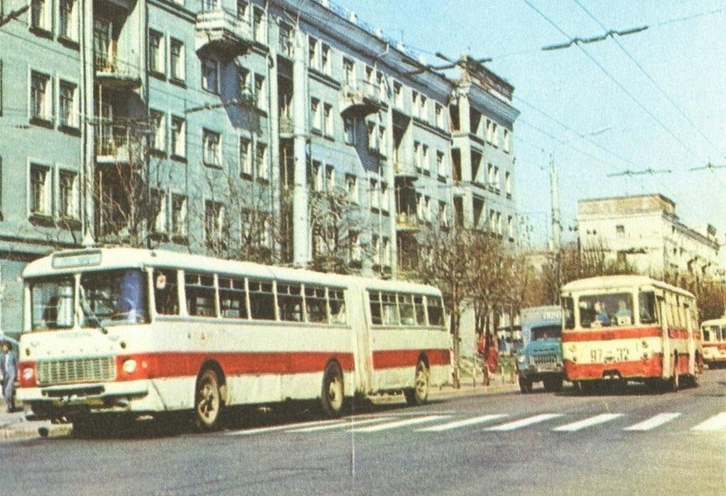 Наземный общественный транспорт. 79 ppsiz.ru 1977 год Советская улица Автобус Икарус гармошка