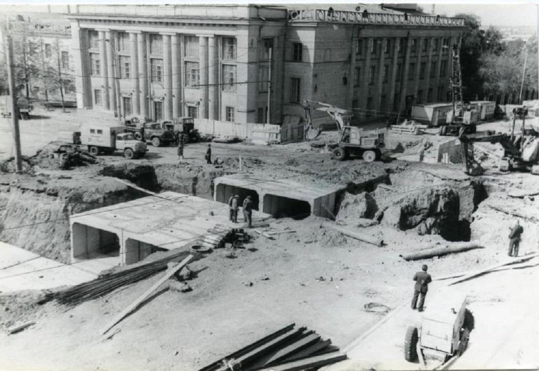 Перекрёсток Горького и Советской. 85 ppsiz.ru 1979.05.26 Строительство второго в Ижевске подземного перехода на перекрестке улиц Советской и Горького