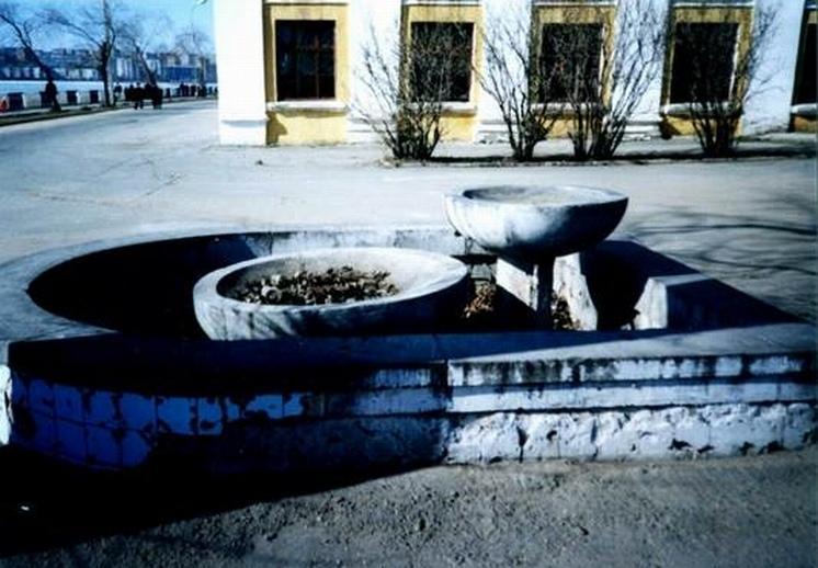 Конец 1980-х Фонтан у Индустриального техникума работавший от родника