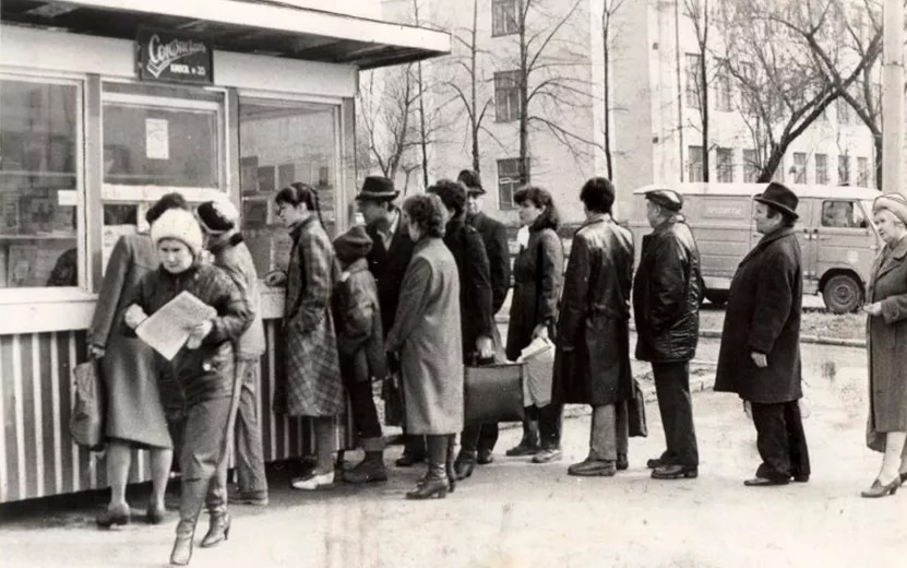 Перекрёсток Советской и Коммунаров. 13 ppsiz.ru Начало 1980-х Очередь в киоск за свежей прессой на углу Советской и Коммунаров