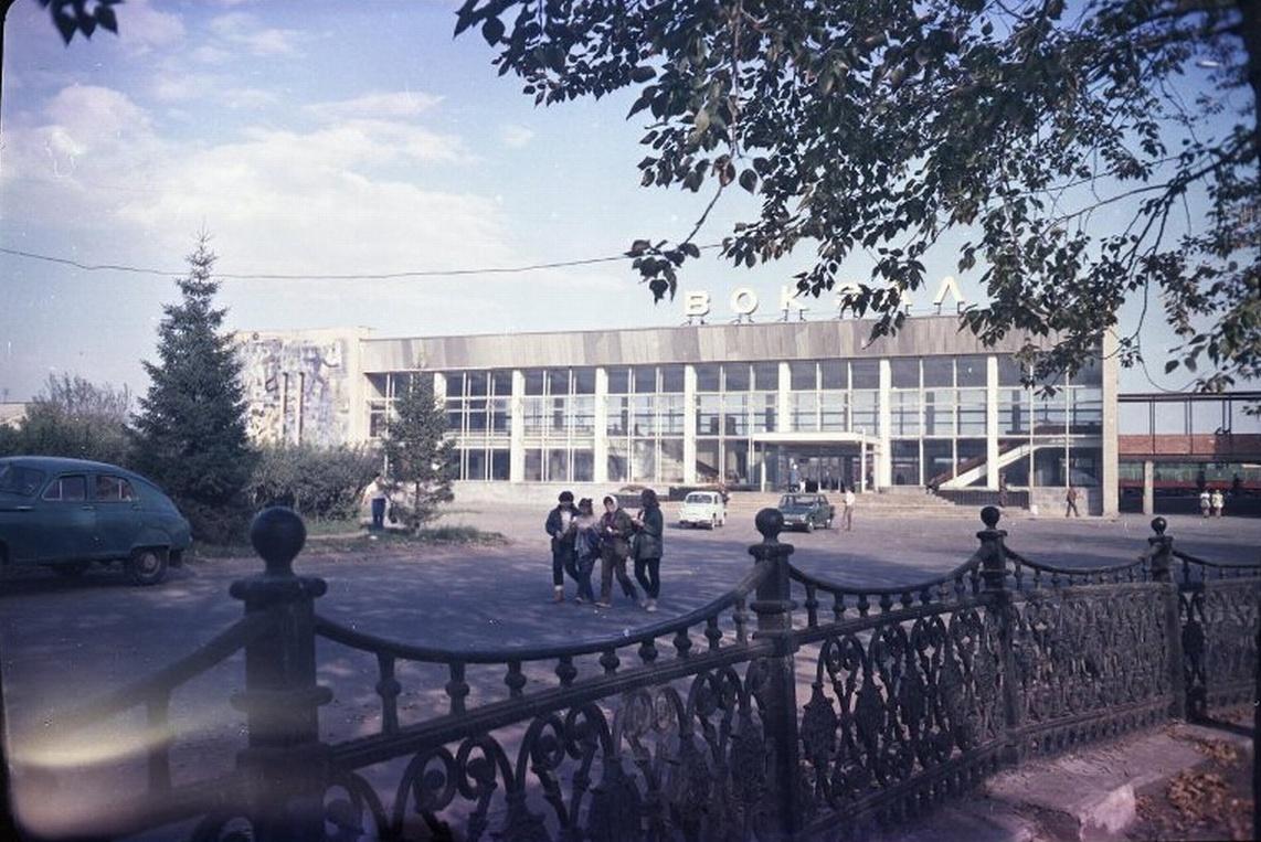 1980-е Литая ограда сквера около жд вокзала и пригородный вокзал