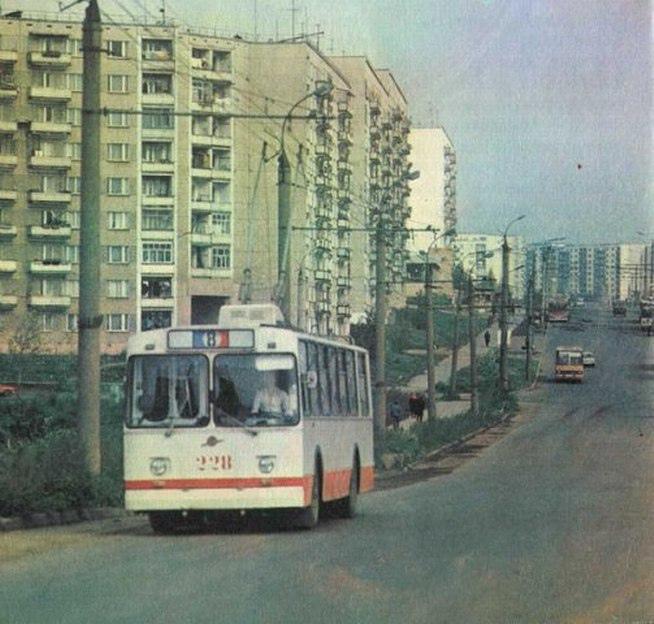 1980-е Троллейбус №8 следует от Труда по Молодежной