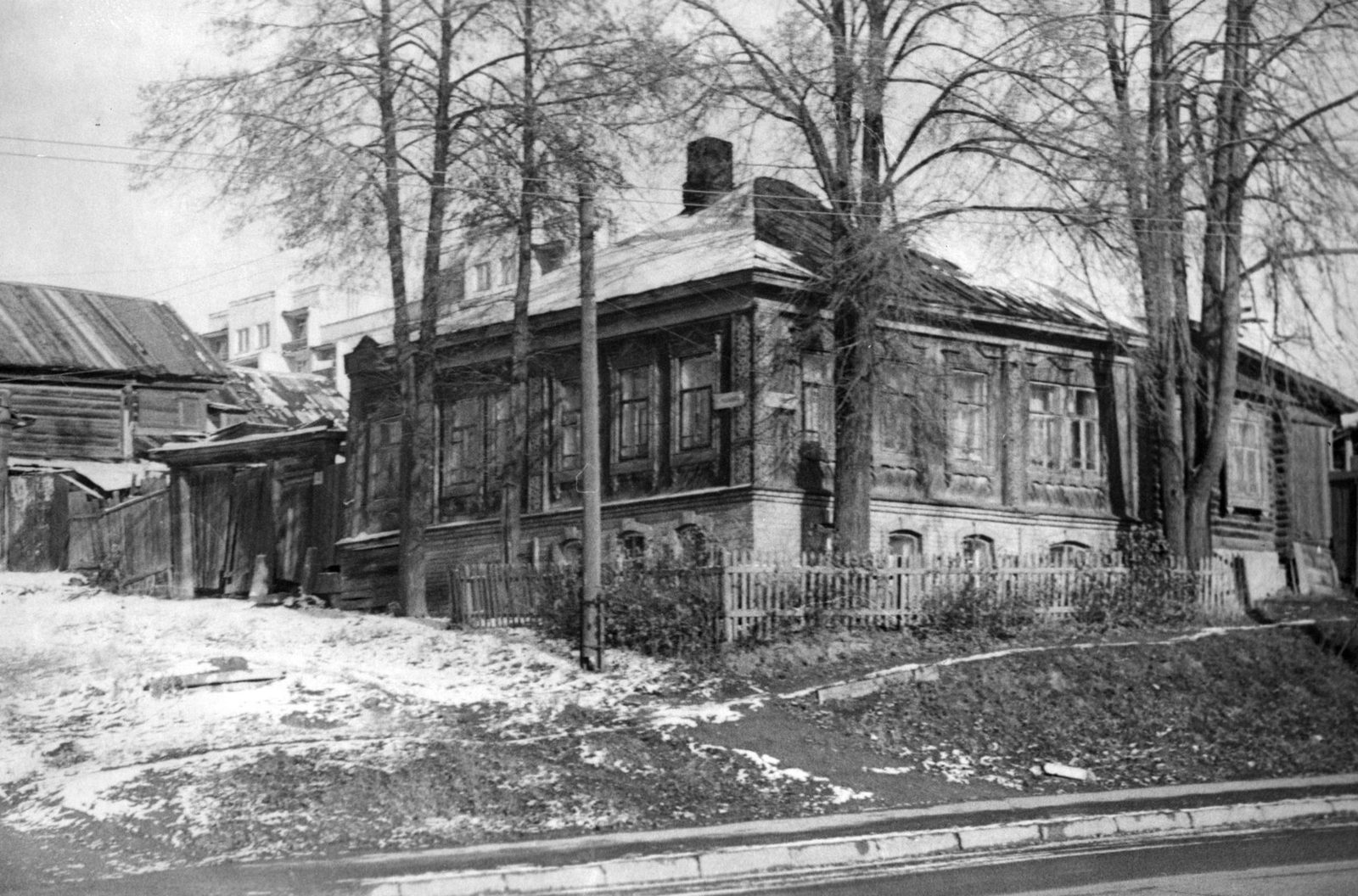 Перекрёсток Кирова и Родниковой 5 ppsiz.ru 1982 год Перекрёсток Кирова и Родниковой Набережной. Дом купца Палкина