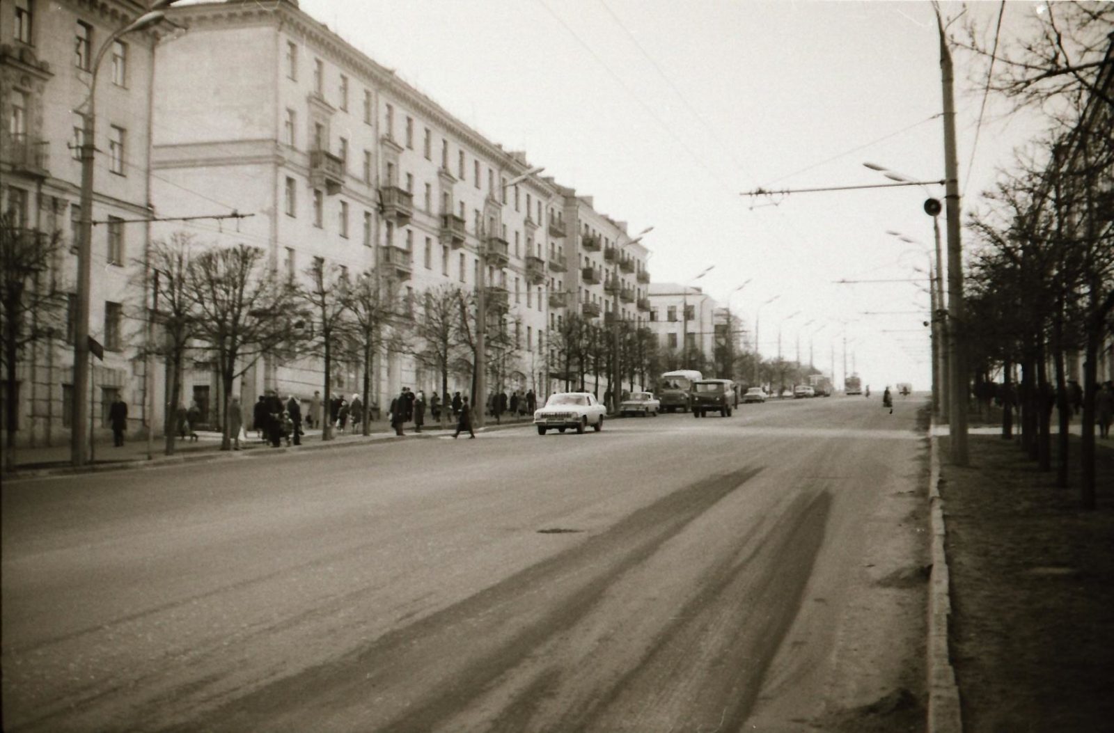 1985 год Улица Пушкинская Жилые дома Пушкинская 215 с магазином Золотой колос сталинка и 217