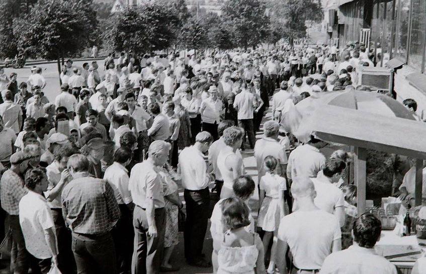 1989 год Улица Горького Очередь в вино-водочный отдел магазина Сервис