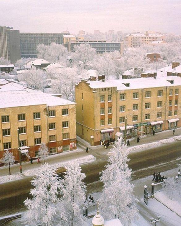 Красная, 133. Первый дом техперсонала «Ижстальзавода». Дом АТС. 37 ppsiz.ru 1990-е Красная 133 Магазин Ландыш