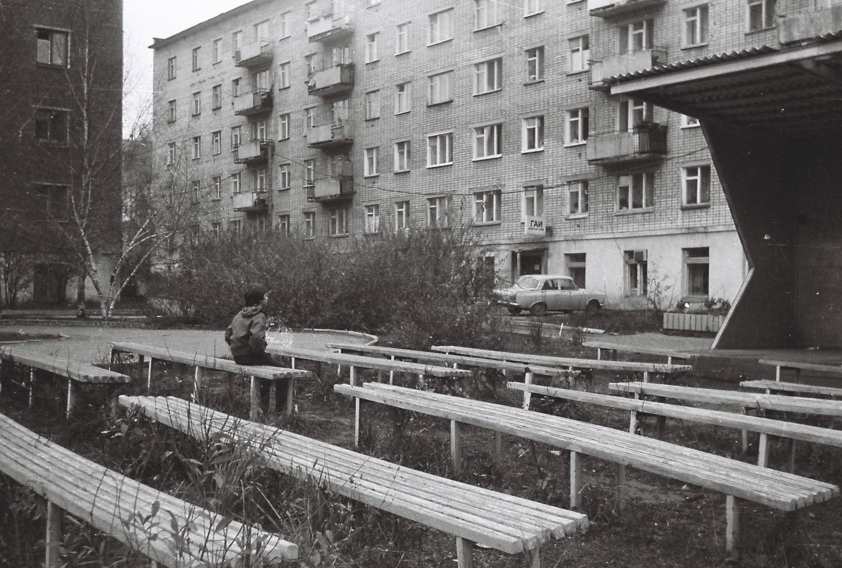 Колтома (Городок металлургов). 122 ppsiz.ru 1991 год Открытая сцена во дворе на 30 лет Победы