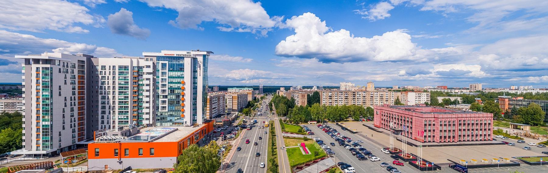 2021 год Перекрёсток Пушкинской и переулка Северного Бизнес-центр Parus Plaz» и Администрация Ижевска