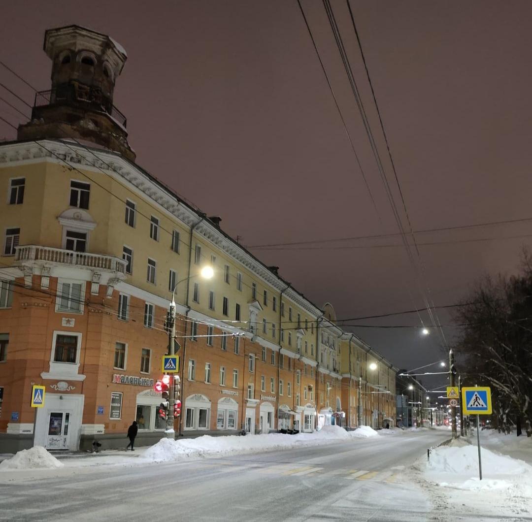 Коммунаров, 223. Жилой дом с башенкой-бельведером и магазином «Спорттовары». 19 ppsiz.ru 2022.01.09 Ижевск вечерний Коммунаров 223