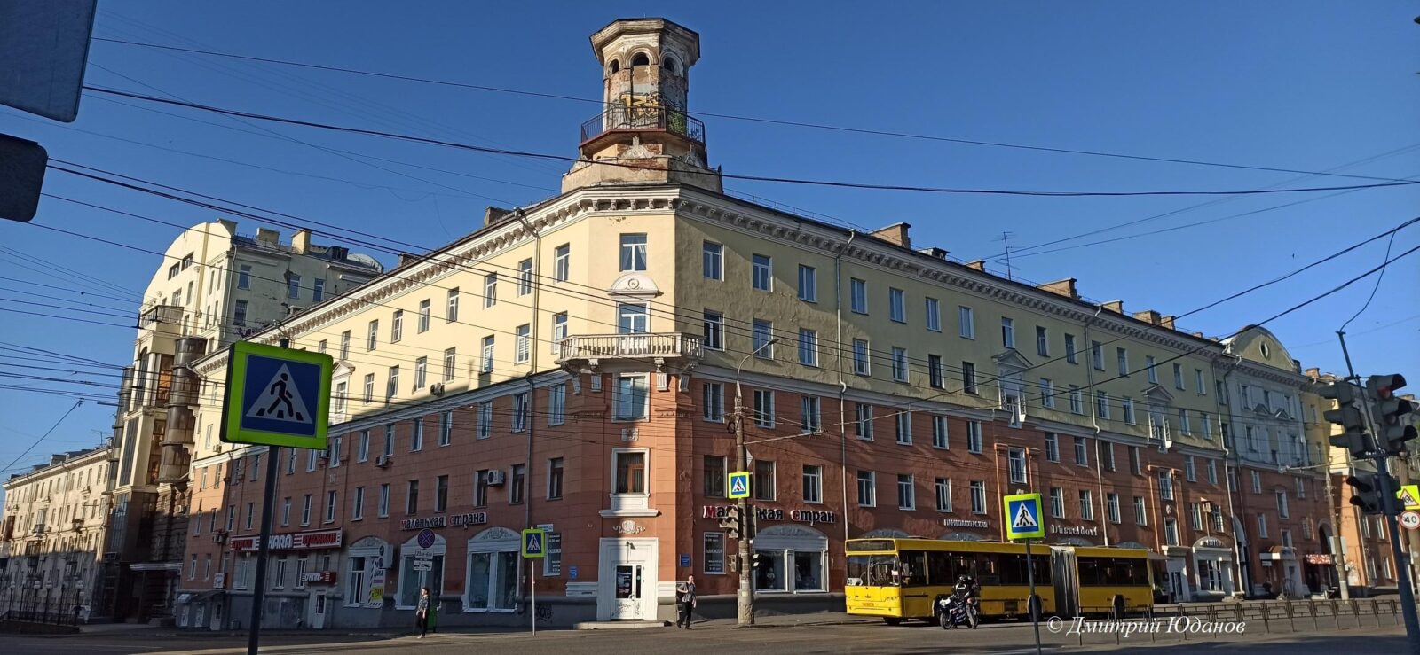 Коммунаров, 223. Жилой дом с башенкой-бельведером и магазином «Спорттовары». 20 ppsiz.ru 2022.07.08 Коммунаров 223