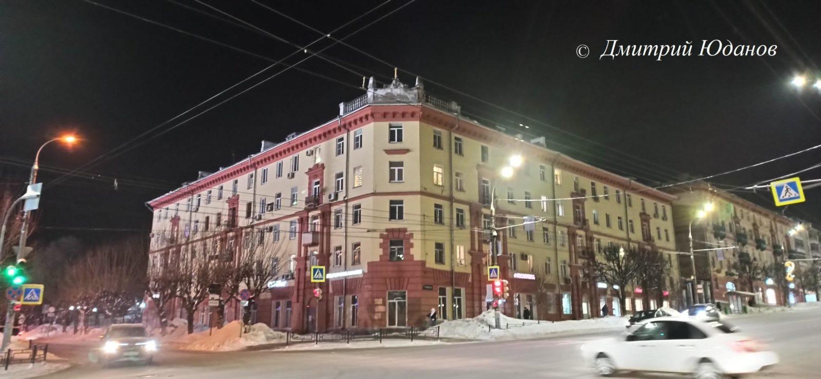 Перекрёсток Пушкинской и Красногеройской. 19 ppsiz.ru 2023.01.04 Ижевск вечерний Жилой дом Пушкинская 213