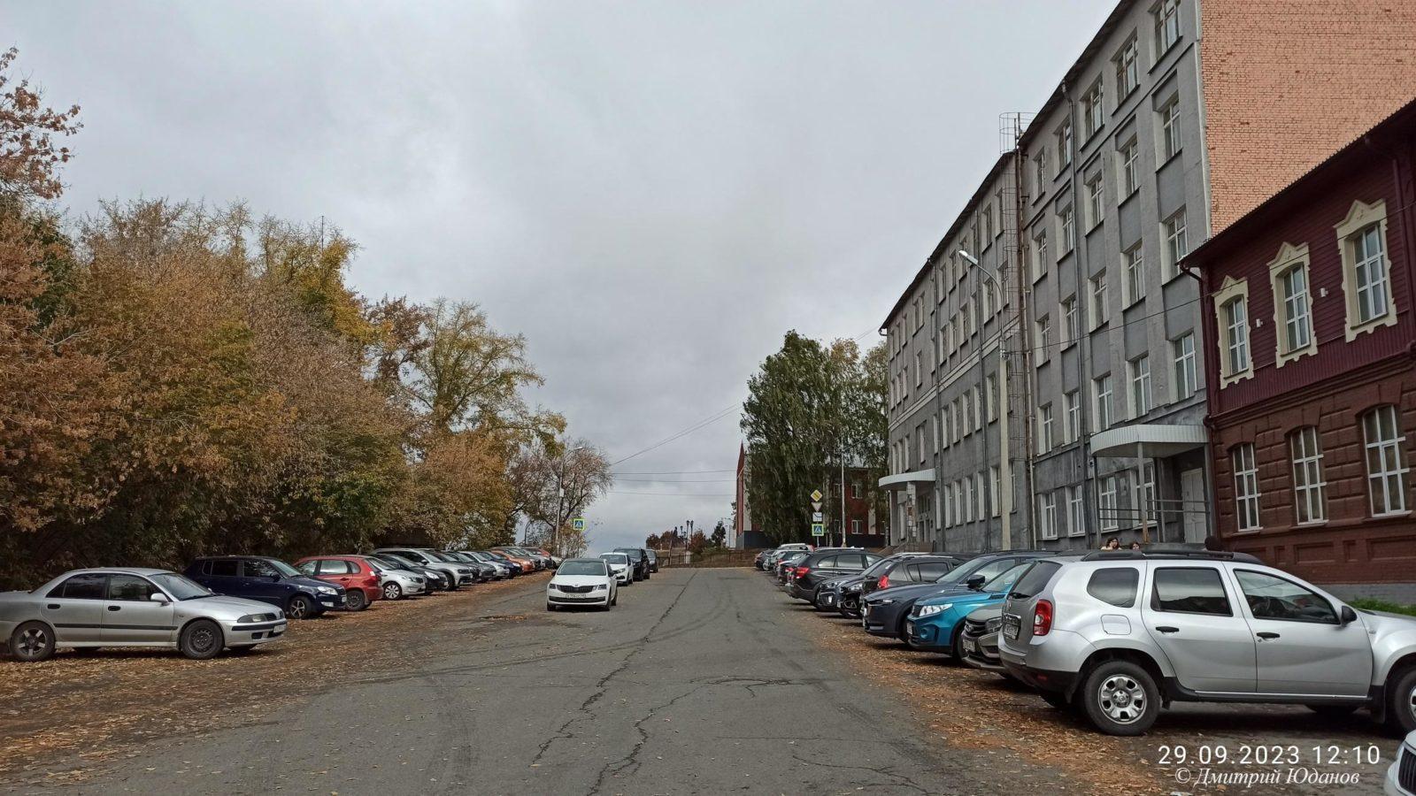 2023.09.29 Улица Свердлова Красный и серый корпуса женской гимназии справа