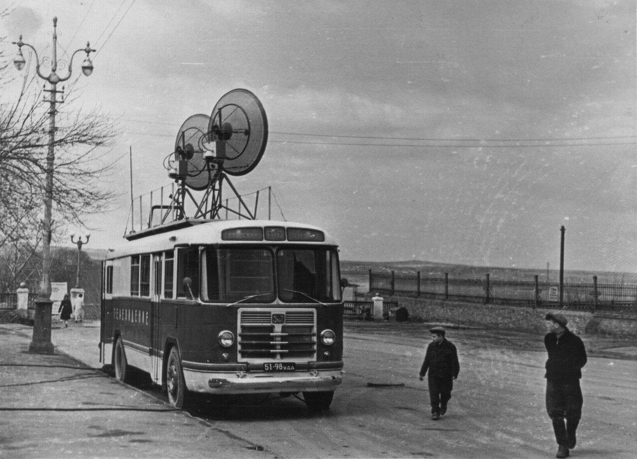 Наземный общественный транспорт. 72 ppsiz.ru Август 1962 года Сотрудники телевидения используют в Ижевске возможности ПТС улица Советская, около лестницы к плотине