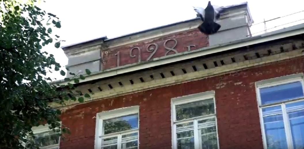 В.Сивкова, 171 Дом Горместхоза («Донат») 18 ppsiz.ru Фронтон левый Надпись 1928