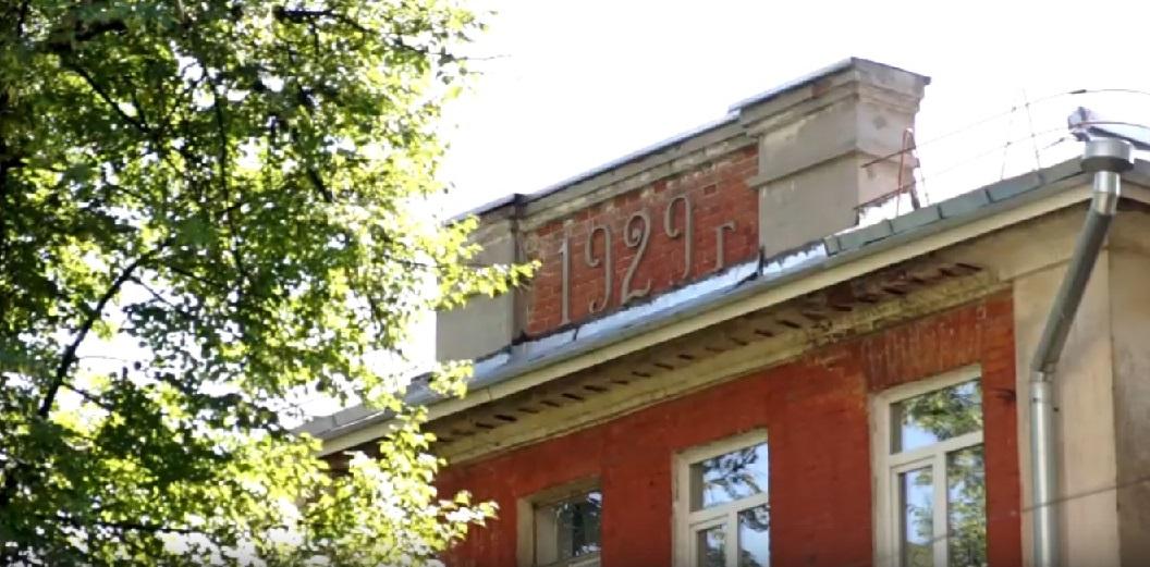 В.Сивкова, 171 Дом Горместхоза («Донат») 19 ppsiz.ru Фронтон правый Надпись 1929