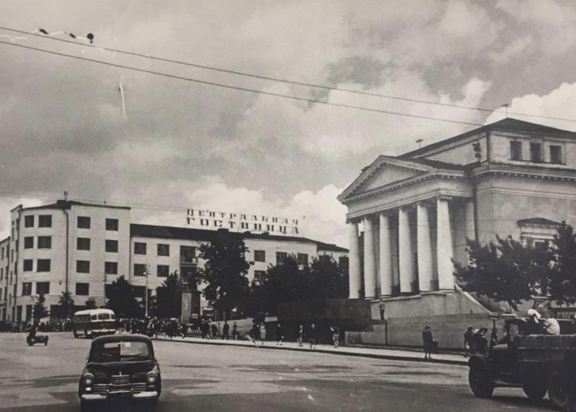 Перекрёсток Горького и Советской. 75 ppsiz.ru konecz 1950 h nachalo 1960 h. gostinicza czentralnaya 1 ppsiz.ru