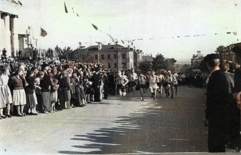 1957 год. Первый республиканский фестиваль молодёжи 36 ppsiz.ru Кросс эстафеты За мир и дружбу на улице Горького 14 июня 1957 года