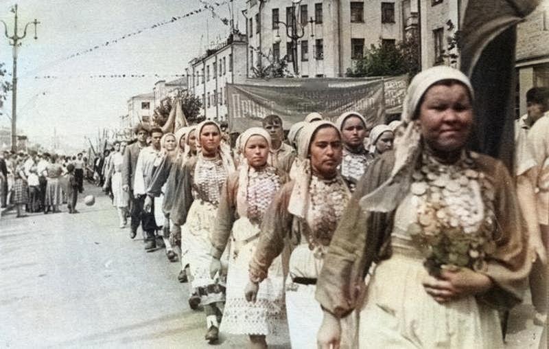 1957 год. Первый республиканский фестиваль молодёжи 31 ppsiz.ru Шествие делегаток Алнашского района по улице Советской