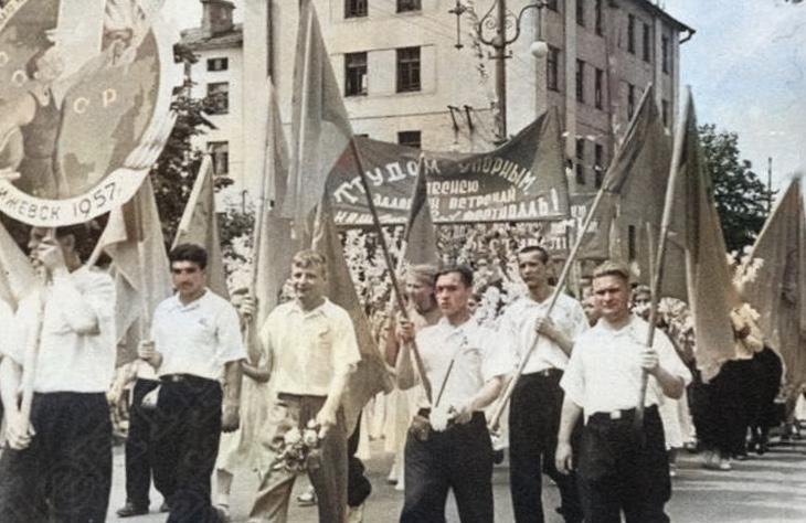 1957 год. Первый республиканский фестиваль молодёжи 29 ppsiz.ru Шествие с флагами