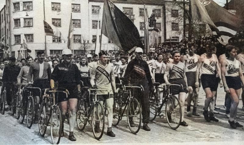 1957 год. Первый республиканский фестиваль молодёжи 28 ppsiz.ru Шествие спортсменов по улице Горького в Ижевске 14 июня 1957 года