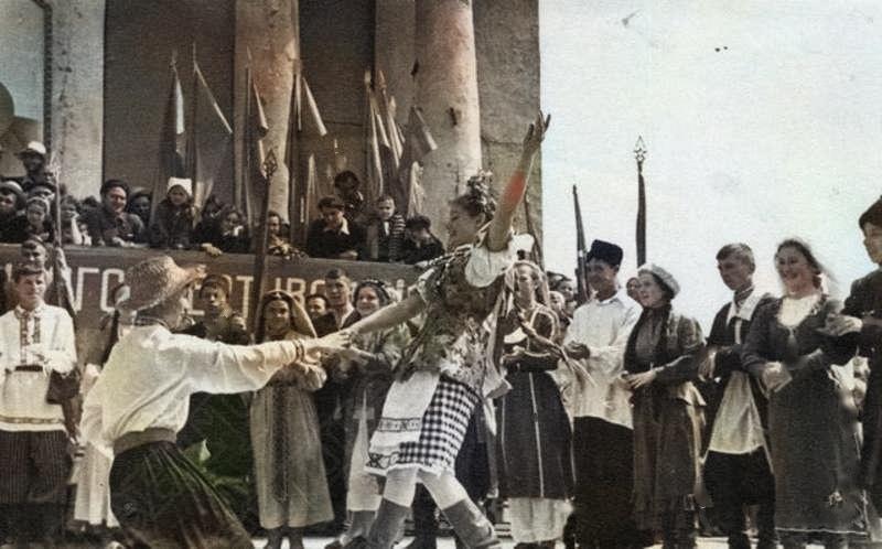 1957 год. Первый республиканский фестиваль молодёжи 32 ppsiz.ru Танец на открытой эстраде перед кинотеатром Колосс