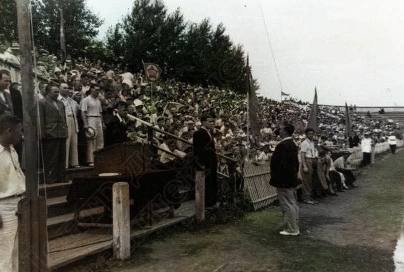 1957 год. Первый республиканский фестиваль молодёжи 33 ppsiz.ru Участники фестиваля на стадионе Зенит 14 июня 1957 года