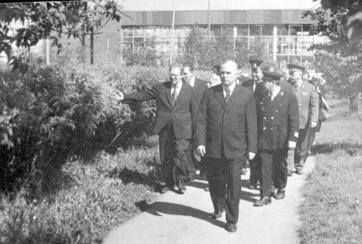 Начало 1970-х Устинов и Марисов на новом жд вокзале Ижевска