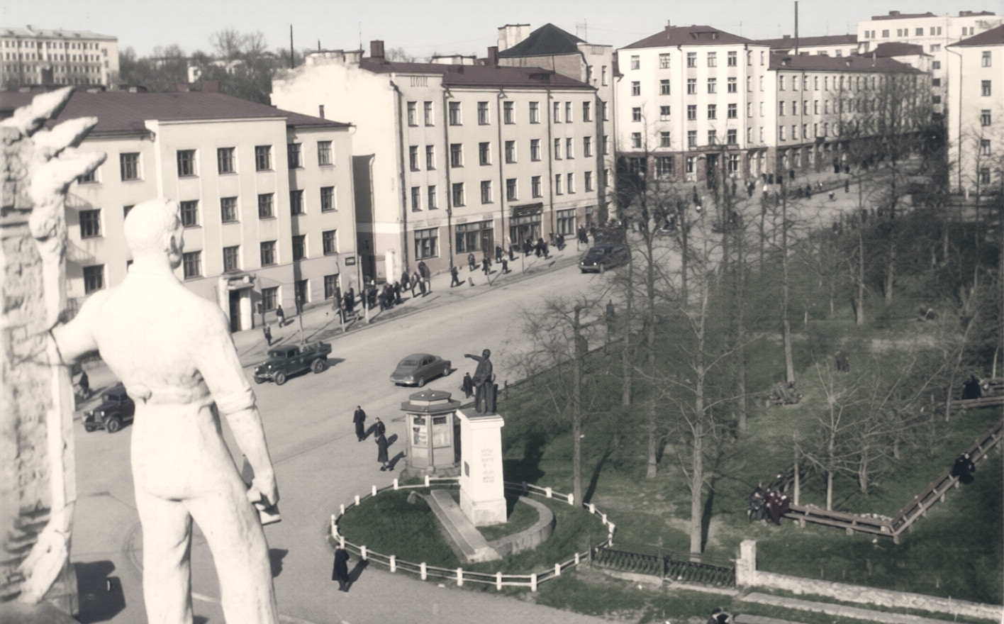Начало 1950-х Вид на улицу Советскую и сквер у памятника Пастухову