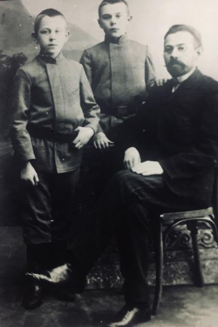 1900 e. s.ya .chigvinczev vladelecz bakalejnyh magazinov so svoimi synovyami 2 ppsiz.ru