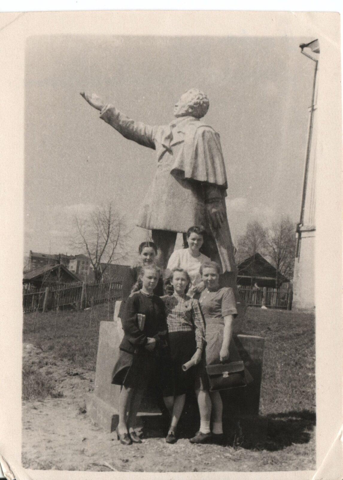 1949 god. pamyatnik a.s.pushkinu okolo pedinstituta ppsiz.ru