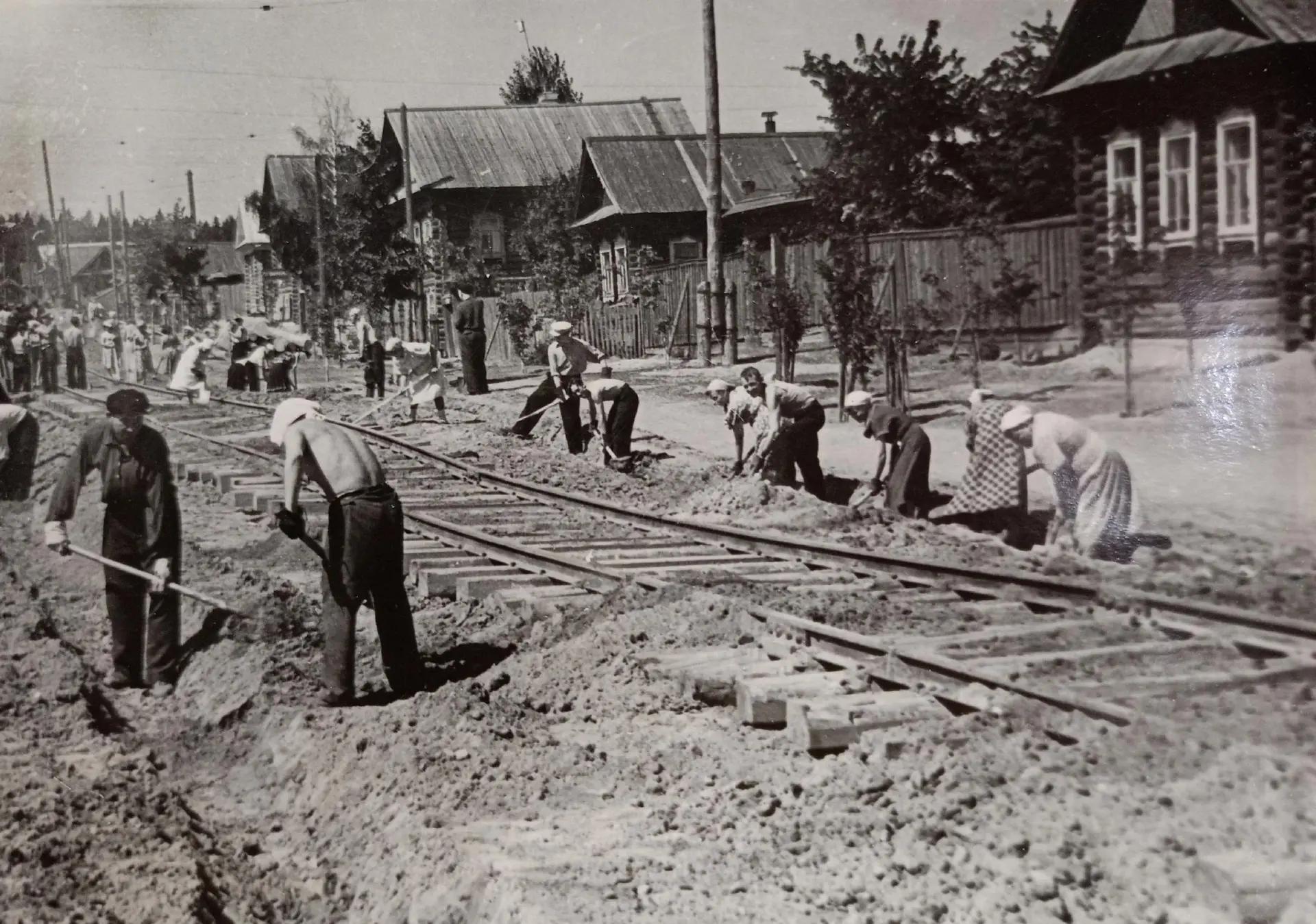 Колтома (Городок металлургов). 76 ppsiz.ru Лето 1957 года Прокладка трамвайных путей на 4-й Подлесной